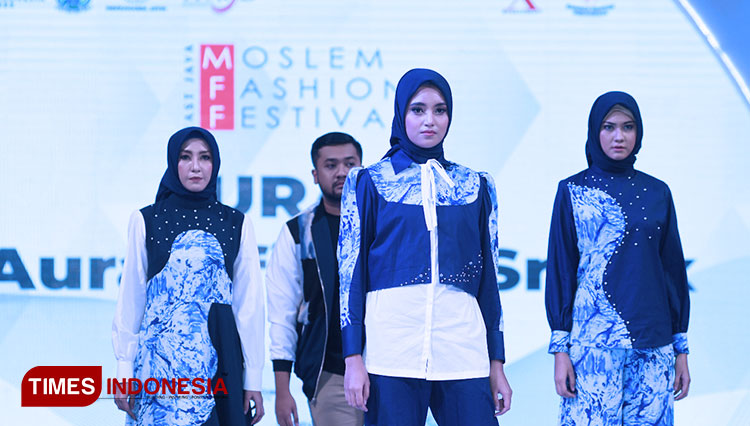 Model membawakan gaun rancangan desainer Aura Afilia x Sritex pada momen East Java Moslem Fashion Festival di Atrium Mall Ciputra World Surabaya, Kamis (21/4/2022). (Foto: Lely Yuana/TIMES Indonesia) 