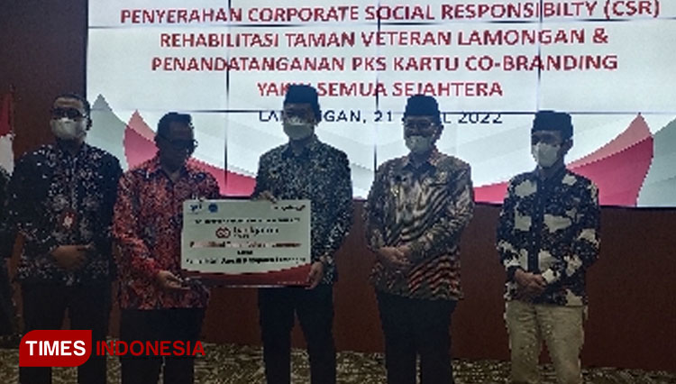 Direktur Kepatuhan dan Manajemen Bank Jatim Erdianto Sigit Cahyono menyerahkan CSR dalam bentuk rehabilitasi Taman Veteran Lamongan di Command Center, Kamis (21/4/2022), Foto : Moch. Nuril Huda/TIMES Indonesia)