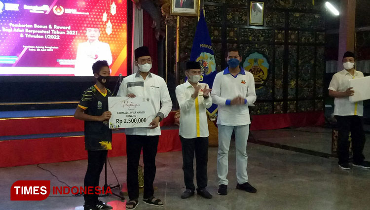 Beri Penghargaan Atlet Berprestasi, Bupati Bangkalan Target 10 Besar di Porprov Jatim 2022