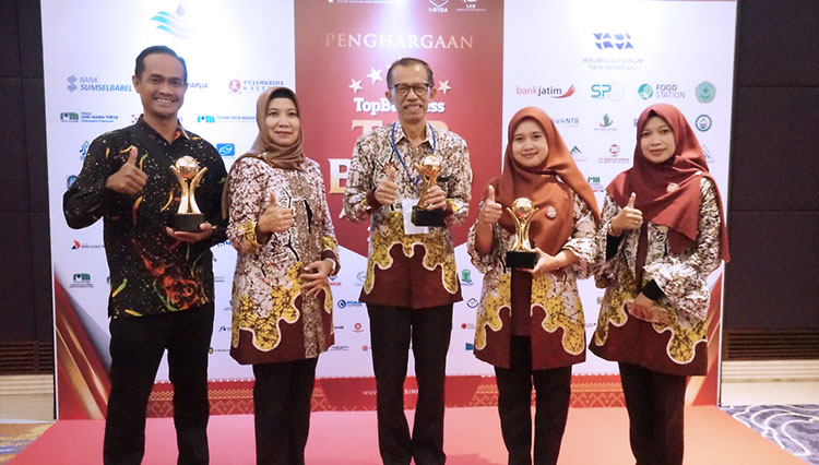 Bupati Magetan, Suprawoto (tengah) meraih penghargaan dalam ajang TOP BUMD Award 2022 di Jakarta. ( Foto: Diskominfo Magetan for TIMES Indonesia)