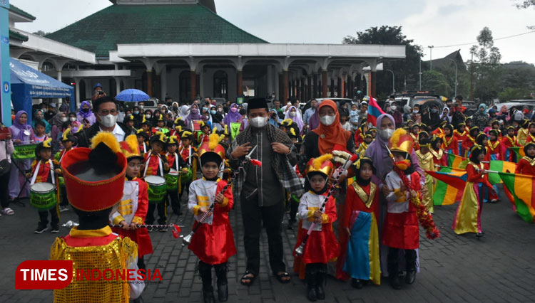 Bupati Sumedang Dony Ahmad Munir saat membuka kegiatan Kampung Ramadan di Halaman Masjid Agung Sumedang Jabar, Kamis (21/4/2022). (FOTO: Alan Dahlan/TIMES Indonesia)
