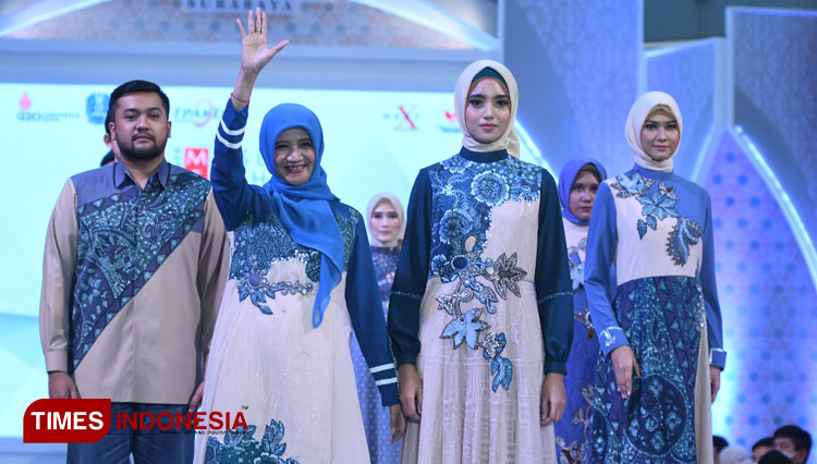 Busana karya Lia Afif membirukan ajang East Java Moslem Fashion Festival di Atrium Mall Ciputra World Surabaya, Rabu (20/4/2022).(Foto : Lely Yuana/TIMES Indonesia) 