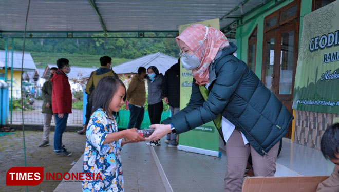 PT Geo Dipa Energi (Persero) membagikan  paket santunan untuk anak kurang mampu dan beasiswa di sekitar wilayah kerja PLTP Patuha. (Foto: Iwa/TIMES Indonesia)