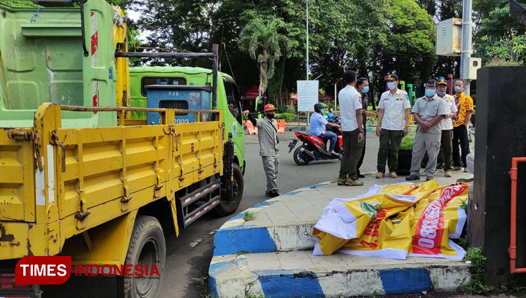 Petugas dari Satpol PP Kabupaten Bondowoso saat menyegel papan reklame milik kantor Pos (FOTO: Moh Bahri/TIMES Indonesia)