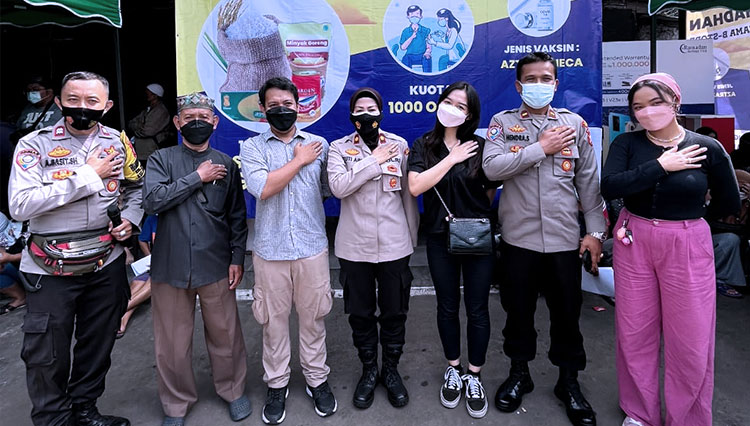 Manager Operasional B-Store, Samuel saat berfoto bareng Kapolsek Kramat Jati (foto: Edi Junaidi Ds/TIMES Indonesia)