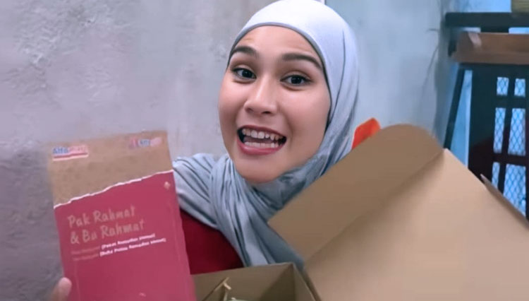 Zaskia Mecca saat menerima Paket Ramadan Hemat dari Alfagift. (FOTO: Tangkapan layar Instagram)