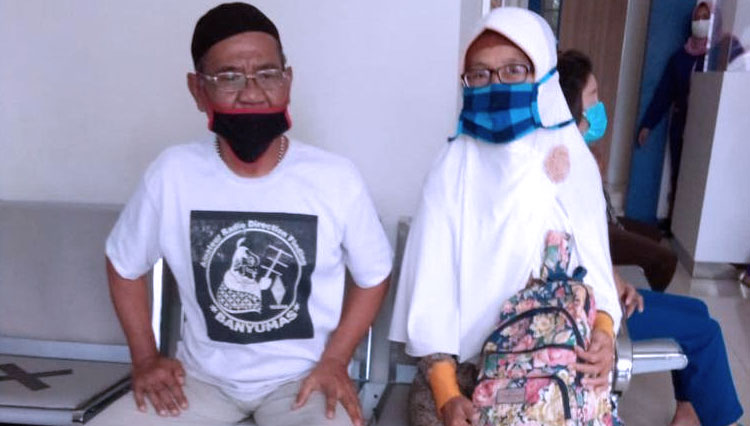 Supalwo didampingi istrinya, jelang operasi katarak. (FOTO: Eddy Wahono pembina Fortasi Banyumas for TIMES Indonesia)