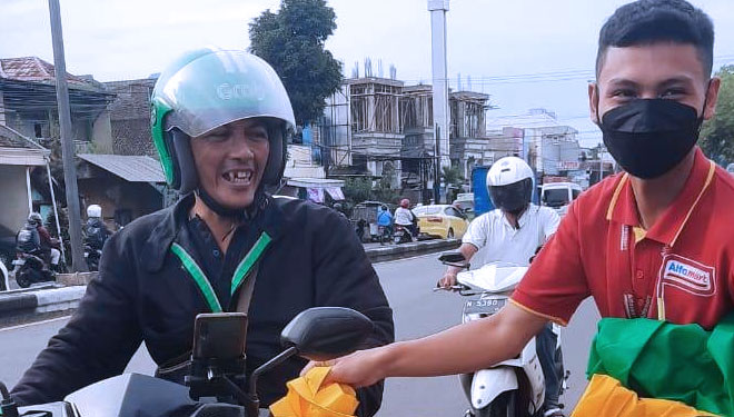 Bertepatan dengan Hari Bumi yang diperingati setiap 22 April, Alfamart aktif melakukan kampanye serentak pembagian kantong belanja ramah lingkungan untuk pengendara dan warga di sekitar toko Alfamart di 32 kota Indonesia. (Foto-foto: Alfamart for TIM