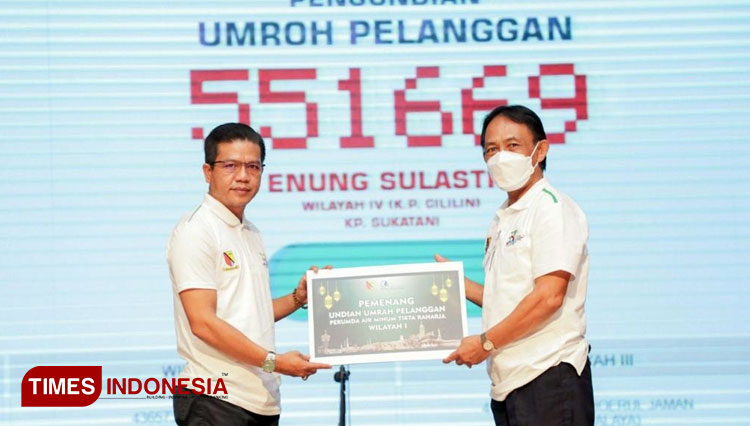 Perumda Tirta Raharja Kabupaten Bandung Hadiahi 4 Pelanggannya Umrah Gratis