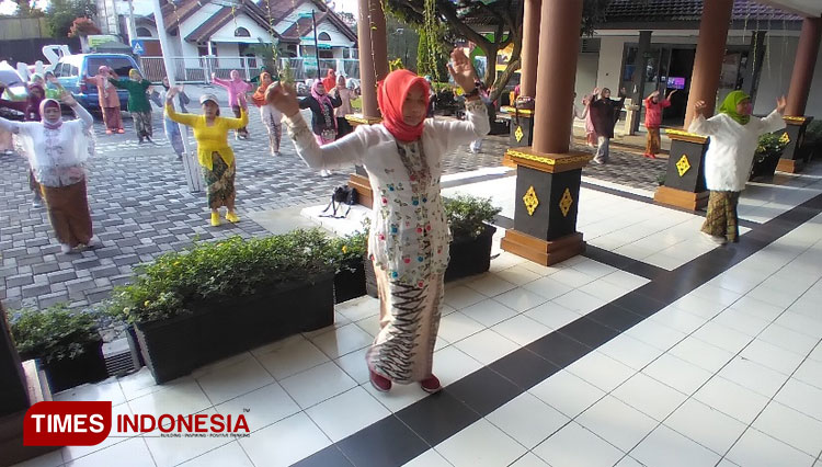 Peringati Hari Kartini, Senam Berkebaya Digelar di Kota Batu