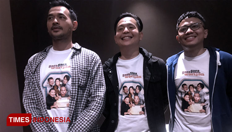Oka Antara (kiri), Muhadkly Acho (tengah), Ernest Prakasa (kanan) usai screening pemutaran film Gara Gara Warisan di bioskop Cinepolis, Malang Town Square, Kamis (22/4/2022). (FOTO: Ratu Bunga/TIMES Indonesia)