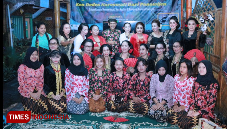 Foto bersama di acara “Singhasari Bangkit: Ken Dedes Putri Nareswari Kembang Panawijen”, yang digagas Kampung Budaya Polowijen (KBP)di Polowijen, Blimbing, Kota Malang, Kamis (21/04/2022). (FOTO: Kampung Budaya Polowijen for TIMES Indonesia)