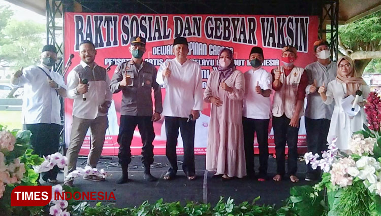 Foto bersama Wakil Bupati Pangandaran dan Ujang Endin Indrawan dan Istri Bupati Pangandaran Hj Ida Nurlaela serta Kasat Binmas Polres Pangandaran (Syamsul Ma'arif/TIMES Indonesia)