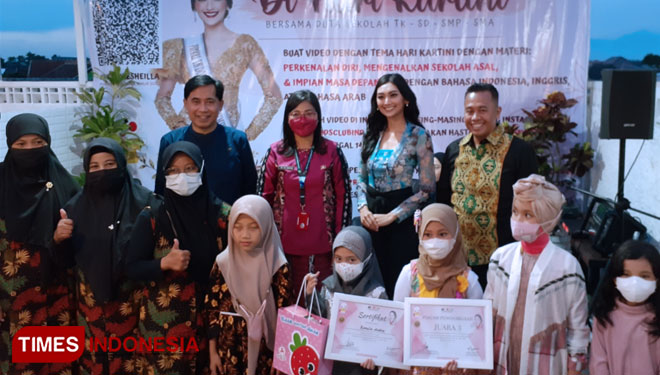 Adinda Cresheilla (nomor dua dari kanan) beserta anak-anak dari Prokids Club Indonesia Malang, Jum'at (22/04/2022). (Foto: Esa Agustin/TIMES Indonesia)