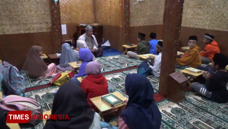 Aktifitas belajar Al-quran di Musala Al-Ikhlas Wal Barokah di Kampung Muslim, Dusun Krajan, Desa Wonokerto, Kecamatan Sukapura, Kabupaten Probolinggo (foto: Rapel/TIMES Indonesia)