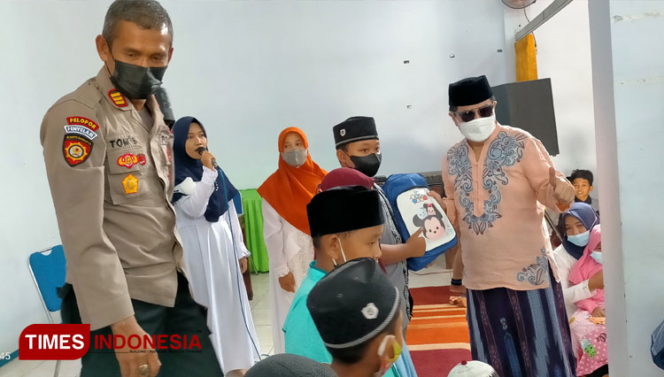 Komisaris PT Anugerah Citra Abadi (ACA), Iwan Kurniawan saat menyerahkan santunan untuk anak-anak yatim di Balai Desa Karangduren, Pakisaji.(foto: Widodo Irianto/TIMES Indonesia)
