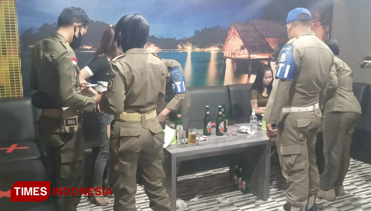 Petugas Satpol PP Banyuwangi menggerebek tempat karoke Fun Fun yang berada di Kecamatan Kabat (Foto : Rizki Alfian/ TIMESIndonesia)