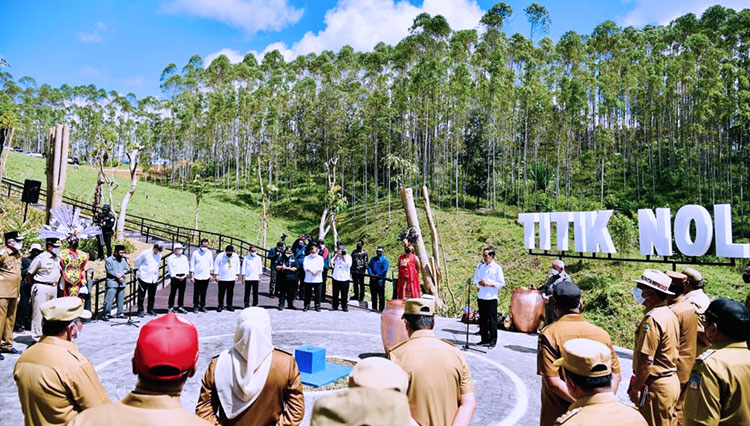 Presiden Joko Widodo saat melakukan Prosesi Penyatuan Tanah dan Air Nusantara, di Titik Nol IKN. (Foto: dok BPMI Setpres)