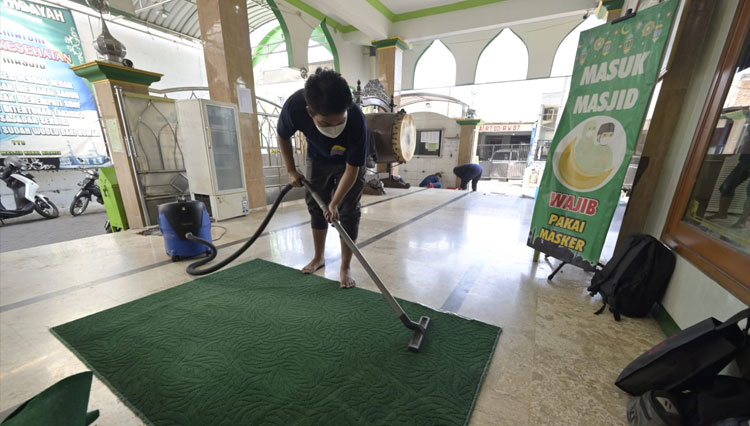 Karyawan Royal Regantris Hospitality saat melakukan aksi bersih-bersih masjid.(Foto: Markom Royal Regantris Hospitality)
