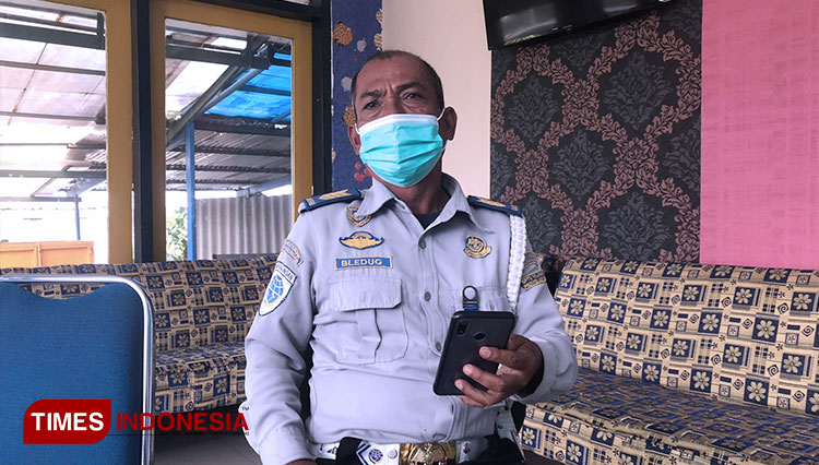 Petugas Piket Pengatur Lalu Lintas Terminal Arjosari Malang, Bledug Kuswono saat ditemui di ruangannya, Minggu (24/4/2022). (Foto: Rizky Kurniawan Pratama/TIMES Indonesia)