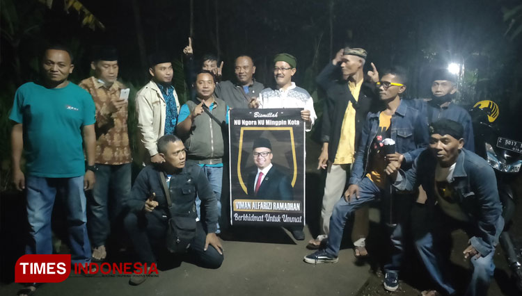 Sejumlah warga Mugarsari mengikuti Deklarasi Tim Amanat Umat Untuk Viman, Sabtu (23/4/22) malam (FOTO: Harniwan Obech/TIMES Indonesia)