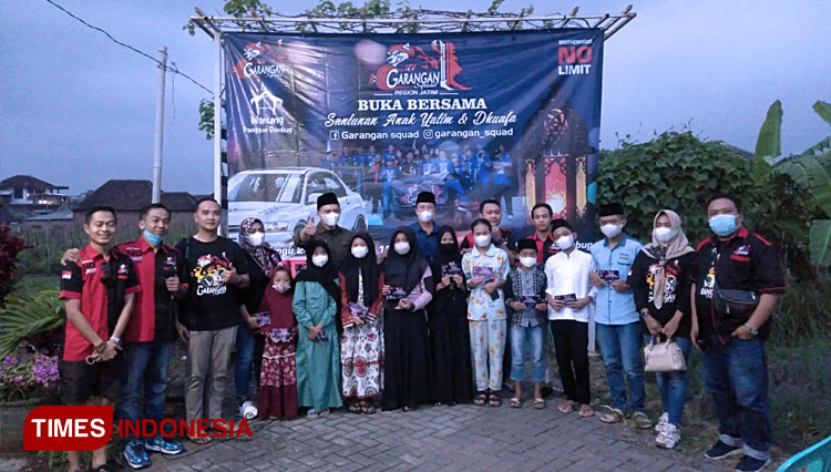 Anggota Garangan Squad Jatim menyelenggarakan santunan anak Yatim Piatu serta Dhuafa di Kelurahan Temas. (FOTO: Muhammad Dhani Rahman/TIMES Indonesia)