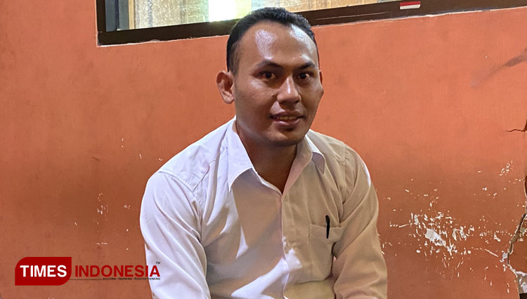 Deni Ilhami, Pengasuh Yayasan Miftahul Al-Oemar, Desa Banyuanyar Lor Kecamatan Banyuanyar, saat ditemui dikediamannya. (Foto: Abdul Jalil/TIMES Indonesia)