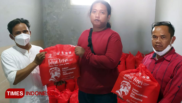 Ketua PWI Majalengka bersama pengurus secara simbolis menerima bingkisan Ketua Umum Taruna Merah Putih (TMP) Maruarar Sirait. (FOTO: Herik Diana/TIMES Indonesia)
