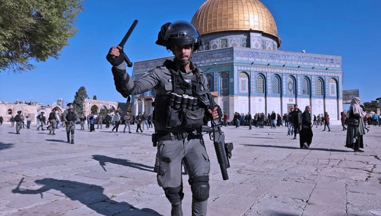 Pemuda Palestina dalam Kondisi Kritis Usai Polisi Israel Serang Masjid Al-Aqsha