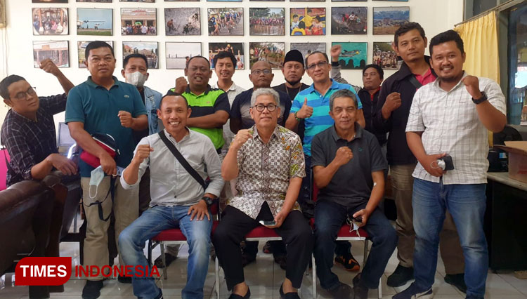 Anggota DPR RI Komisi X, Prof Zainuddin Maliki usai berdialog dengan pengurus dan anggota Komunitas Wartawan Gresik (Foto: Akmal/TIMES Indonesia).