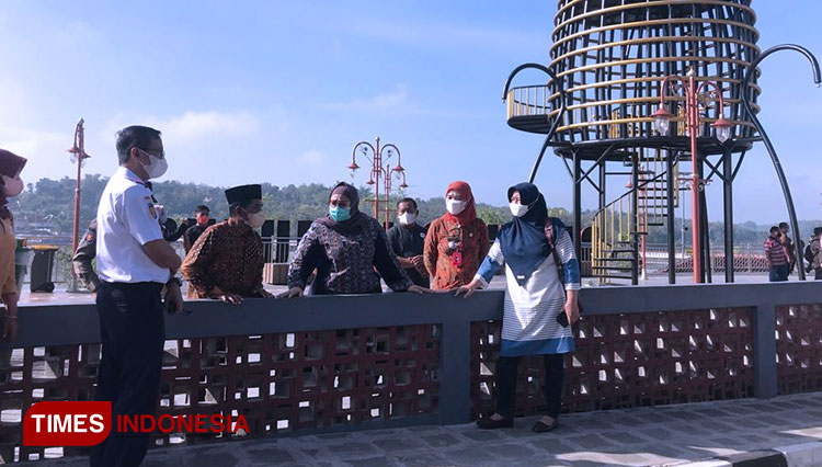 Bupati Sragen, Kusdinar Untung Yuni Sukowati saat meninjau persiapan menyambut Puan Maharani. (FOTO: Mukhtarul Hafidh/TIMES Indonesia)