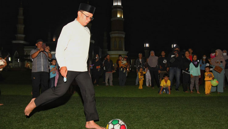 Gubernur Jabar Ridwan Kamil bermain bola dengan anak-anak di Alun alun Majalengka. (FOTO: jabarprov.go.id)