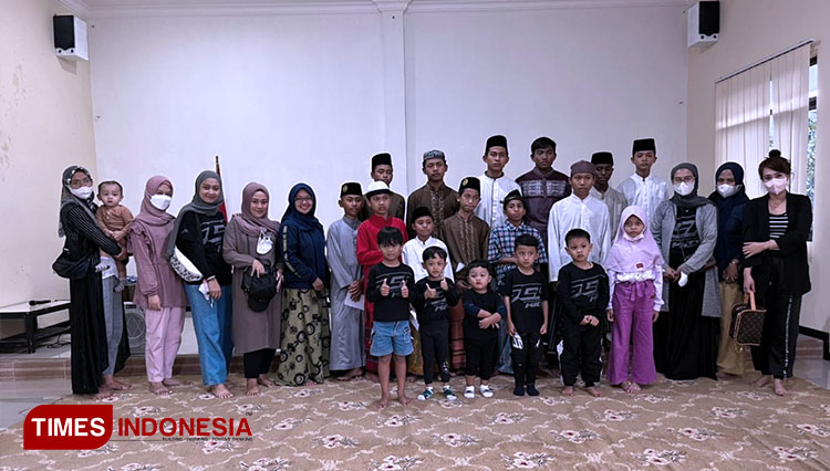 Para rider bersama pengurus SCR Kids Pushbike Academi memberikan santunan kepada anak yatim piatu di Kota Batu. (FOTO: Muhammad Dhani Rahman/TIMES Indonesia)
