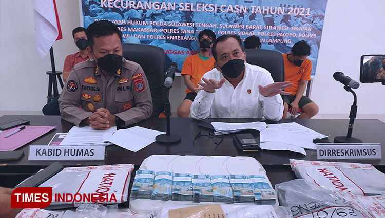Kabidhumas Polda Sulteng Kombes Pol. Didik Supranoto didampingi Dirreskrimsus Polda Sulteng Kombes Pol. Ilham Saparona saat mengungkap kasus Kecurangan Seleksi CASN. (Foto: Sarifah Latowa/TIMES Indonesia)