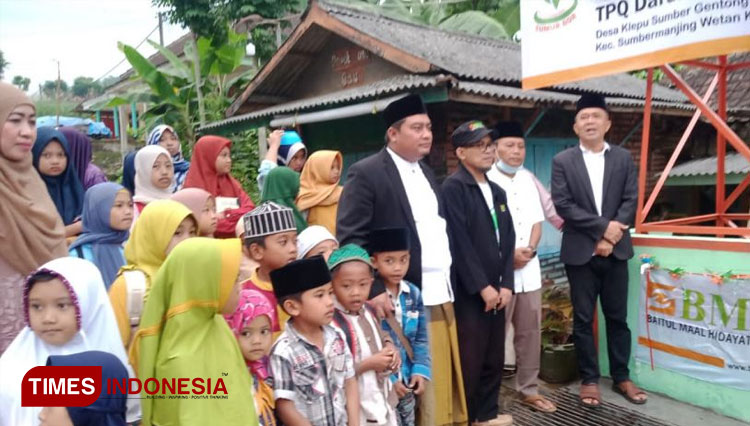 Manajer BMH Jatim Gerai Malang didampingi Coach Fahmi Dari Nusantara Gilang Gemilang Meresmikan Sumur Bor di Klepu Sumbermanjing Wetan. (FOTO: AJP TIMES Indonesia)