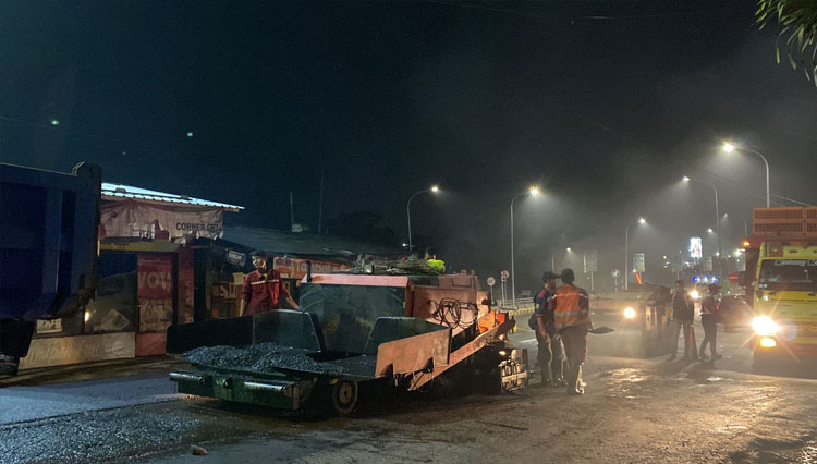 Tim DPUPRPKP Kota Malang saat melakukan perbaikan jalan di Ki Ageng Gribig. (Foto: Humas Pemkot Malang/TIMES Indonesia)