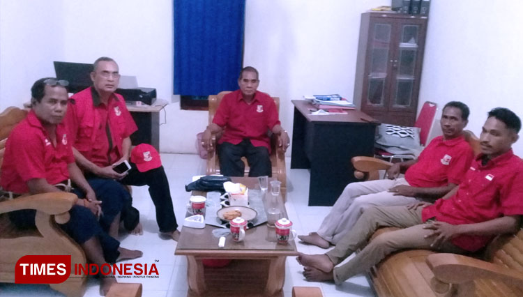 Ketua DPK PKP Sumba Timur Langu Pindingara bersama pengurus usai rapat penjaringan Bacaleg. (FOTO: Habibudin/TIMES Indonesia)