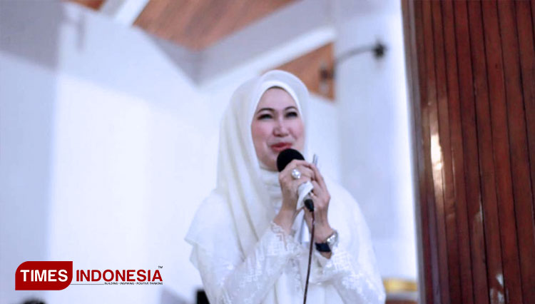 Hj Lita Machfud Arifin mengapresiasi kiprah Fatayat NU dalam memberdayakan perempuan Indonesia. (FOTO: Lely Yuana/TIMES Indonesia)