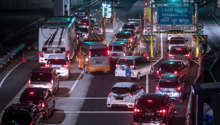 Kendaraan mengantre masuk Gerbang Tol Colomadu, Solo. (foto: antaranews)