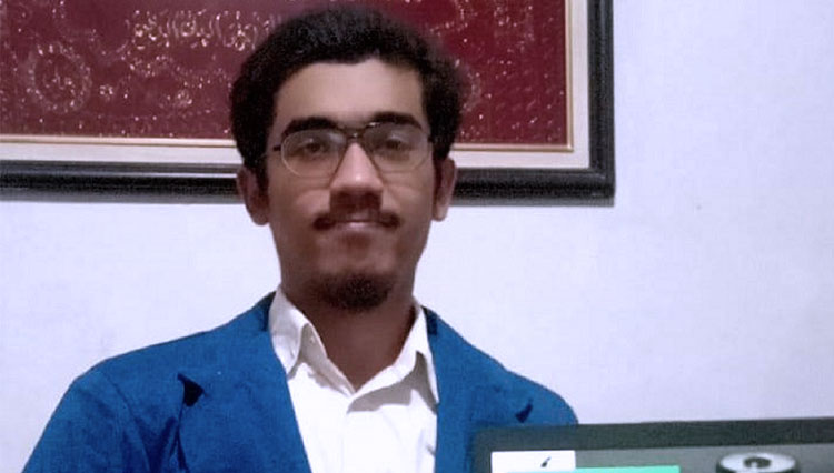 Ersyad Dhillullah menunjukan BMG hasil dari inovasi timnya. (foto: Humas ITS)