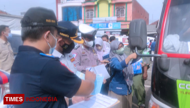 Satlantas Polres Majalengka bersama Dishub melakukan inspeksi keselamatan (ramcek) bus AKDP dan AKAP di Terminal Rajagaluh, Majalengka. (FOTO: Jaja Sumarja/TIMES Indonesia)