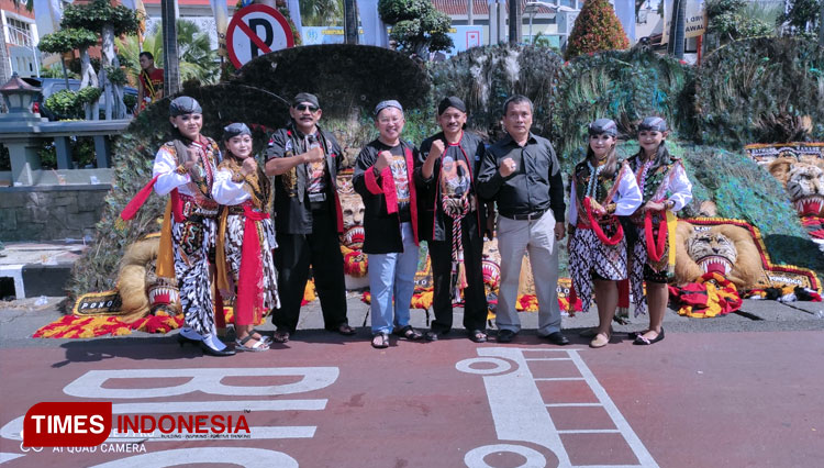 Seniman Bolo Reog Ponorogo menggelar aksi unjuk budaya di depan kantor DPRD Jawa Timur sebagai respons atas klaim Malaysia. (FOTO: Hamy Wahjunianto for TIMES Indonesia)