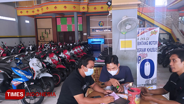 Pegawai showroom UD Bintang Motor Lamongan, sedang melayani calon konsumen, Selasa (26/4/2022). (FOTO: MFA Rohmatillah/ TIMES Indonesia)
