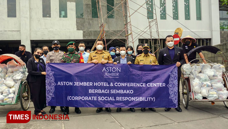 Penyerahan sembako kepada masyarakat sekitar hotel yang diserahkan langsung oleh GM ASTON Jember Hotel & Conference Center, Sriyono didampingi instansi terlibat. (Foto: ASTON Jember Hotel & Conference Center for TIMES Indonesia)