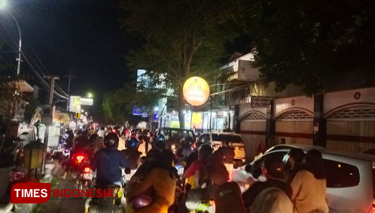 Suasana Kemacetan di sepanjang Jalan dr Sutomo tepatnya di Depan Gor A Yani Kota Probolinggo pada Selasa(26/04/2022) (FOTO : Sri Hartini / TIMES Indonesia)