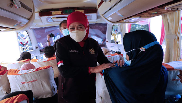 Gubernur Khofifah menyapa pemudik program mudik gratis Pemprov Jatim rute Jakarta-Jatim pada Selasa (26/4/2022) kemarin. (FOTO: Dok. Humas Pemprov Jatim)