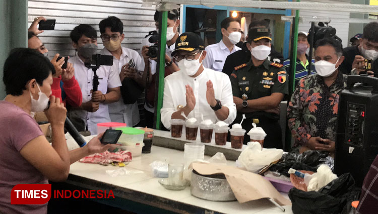 Asik! Karaoke di Depan Wali Kota Malang, Penjual Onde-onde Dapat Saweran