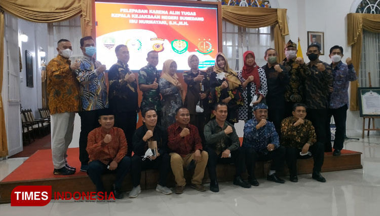 Forkopimda Sumedang foto bersama saat kegiatan pelepasan alih tugas Kajari Sumedang, Nurmayani SH. MH., di Gedung Negara Kab. Sumedang Jabar, Kamis (28/4/2022). (FOTO: Alan Dahlan/TIMES Indonesia)