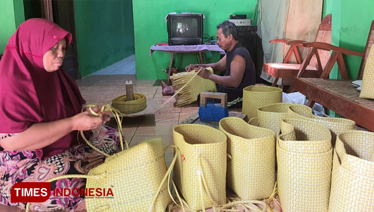 Kerajinan-Tas-Anyaman-2.jpg