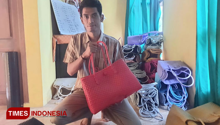 Dari Kerajinan Tas Anyaman Plastik, Rofiki Kantongi Keuntungan Rp12 Juta Sebulan